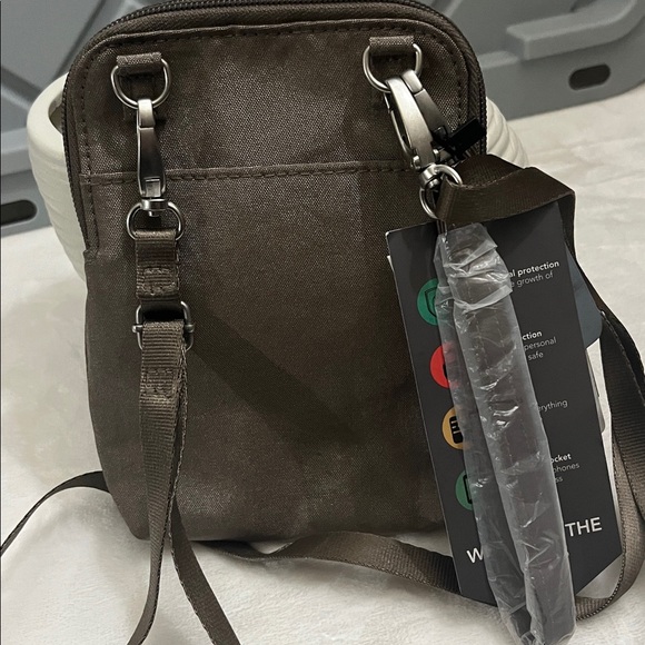 Baggallini Bryant Take Two Crossbody RFID Blocking Sterling Shimmer Nylon - Picture 2 of 12